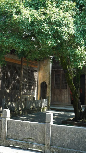 Старий Дерев Яний Китайський Будинок Вирізьблений Прекрасною Скульптурою Сільському Селі — стокове фото