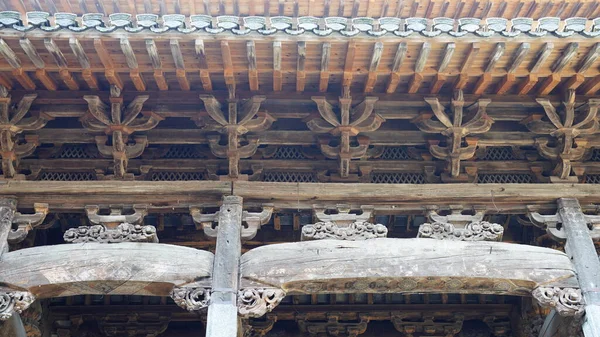 Het Oude Houten Chinese Huis Gesneden Met Het Prachtige Beeldhouwwerk — Stockfoto