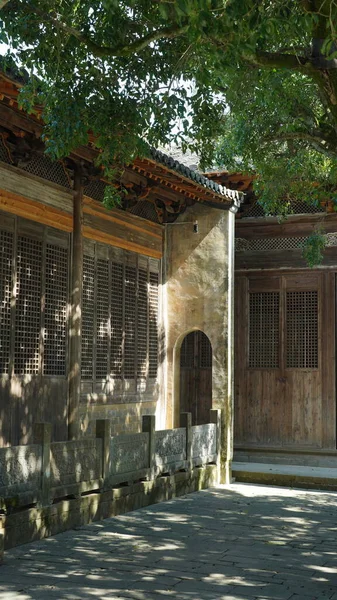 Das Alte Chinesische Holzhaus Mit Der Schönen Skulptur Ländlichen Dorf — Stockfoto