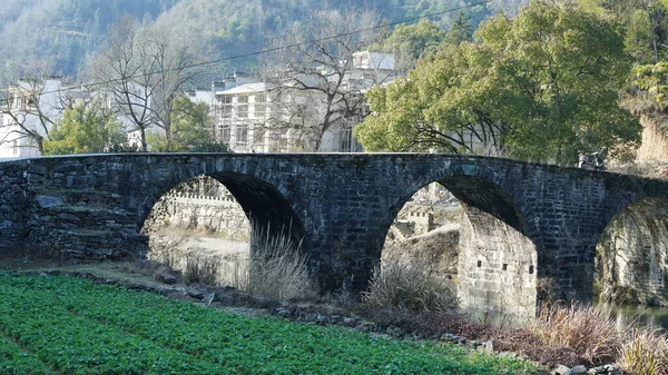 Çin Güney Kırsalında Eski Kemerli Taş Köprüsü Eski Ahşap Binaları — Stok fotoğraf