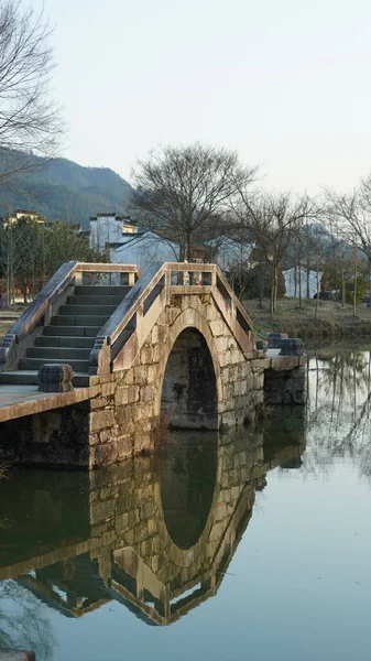 Jeden Stary Tradycyjny Chiński Widok Wsi Starym Łukowym Mostem Kamiennym — Zdjęcie stockowe
