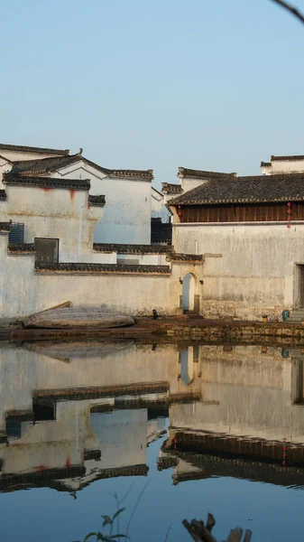 中国南部の田園地帯にある古いアーチ型の石造りの橋と古い木造建築物のある古い中国の伝統的な村の景色 — ストック写真