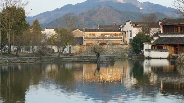 中国南方农村一个古老的传统乡村景观 拱形石桥和木结构的古老建筑 — 图库照片