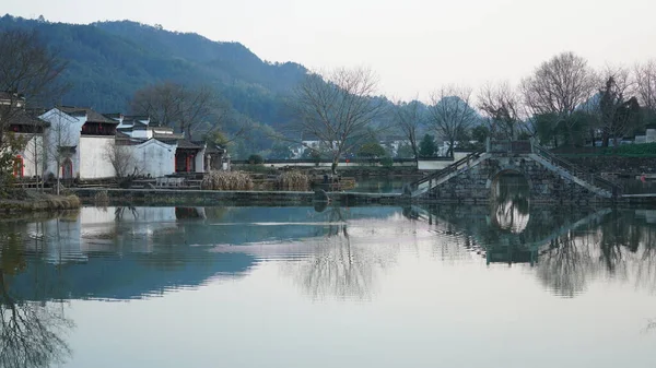 Ein Alter Traditioneller Chinesischer Dorfblick Mit Der Alten Gewölbten Steinbrücke — Stockfoto