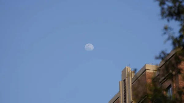 Vista Azul Céu Com Lua Branca Redonda Céu Dia — Fotografia de Stock