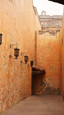 Akşamları ışıklar açık oyun parkı manzarası.