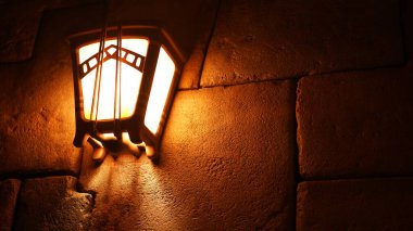 Akşamları ışıklar açık oyun parkı manzarası.