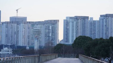 Güneşli bir günde nehrin kenarında modern şehir manzarası