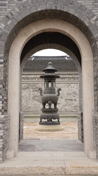 Uma Porta Templo Vista Lado Fora China — Fotografia de Stock