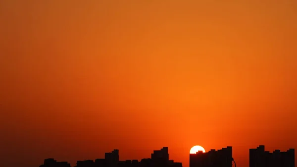 Het Prachtige Zonsondergang Uitzicht Met Het Silhouet Van Gebouwen Oranje — Stockfoto