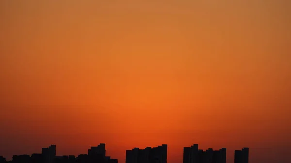 Der Wunderschöne Sonnenuntergang Mit Der Silhouette Der Gebäude Und Dem — Stockfoto