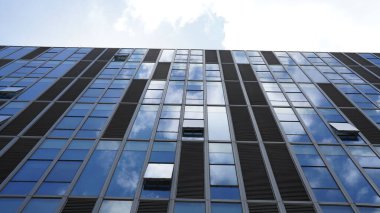 Güzel gökyüzü manzarası beyaz bulutlar ve mavi gökyüzü yazın arka planda.