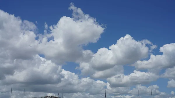 Güzel Gökyüzü Manzarası Beyaz Bulutlar Mavi Gökyüzü Yazın Arka Planda — Stok fotoğraf