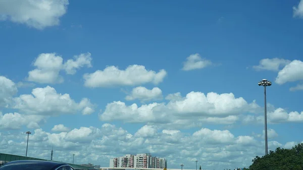 Güzel Gökyüzü Manzarası Beyaz Bulutlar Mavi Gökyüzü Yazın Arka Planda — Stok fotoğraf