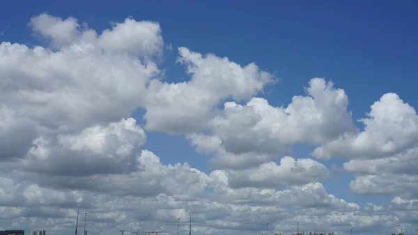 Der Schöne Himmelsanblick Mit Den Weißen Wolken Und Dem Blauen — Stockfoto