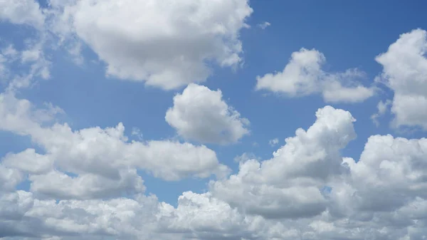 Krásná Obloha Pohled Bílými Mraky Modré Nebe Jako Pozadí Létě — Stock fotografie