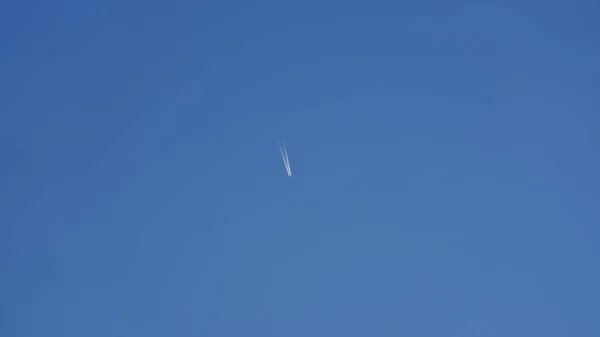 Vista Clara Céu Com Avião Voando Céu — Fotografia de Stock