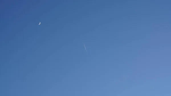 Vista Azul Céu Com Curva Lua Branca Céu Dia — Fotografia de Stock