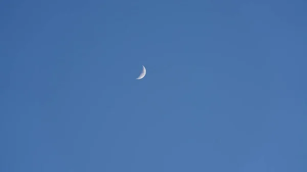 Vista Azul Céu Com Curva Lua Branca Céu Dia — Fotografia de Stock