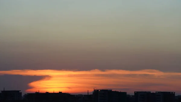 Прекрасний Вид Захід Сонця Силуетом Будівель Помаранчевим Кольором Неба Фон — стокове фото