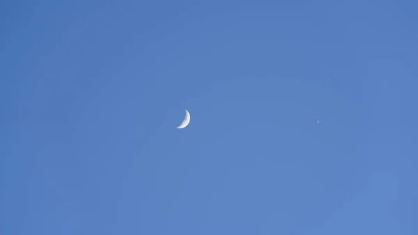 蓝天看到了白月在天空中的曲线 — 图库照片