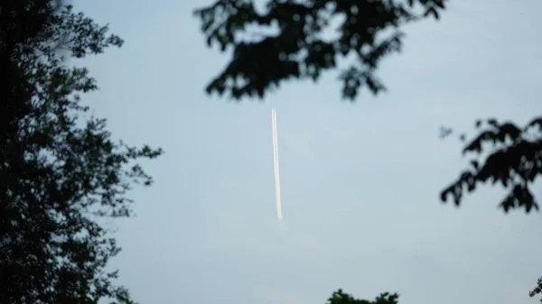Vista Clara Céu Com Avião Voando Céu — Fotografia de Stock