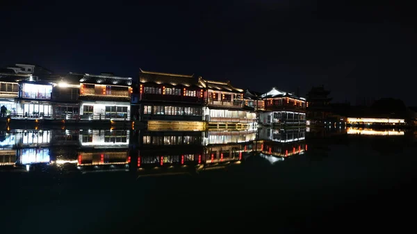 Arka Planda Işıklar Olan Eski Çin Kasabası Gece Manzarası — Stok fotoğraf