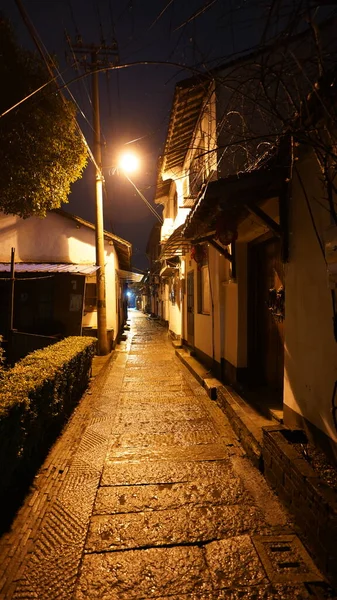 夜には細い路地と照明が見える古い中国の町の景色 — ストック写真