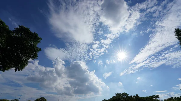 Krásná Obloha Pohled Bílými Mraky Modré Nebe Jako Pozadí Létě — Stock fotografie