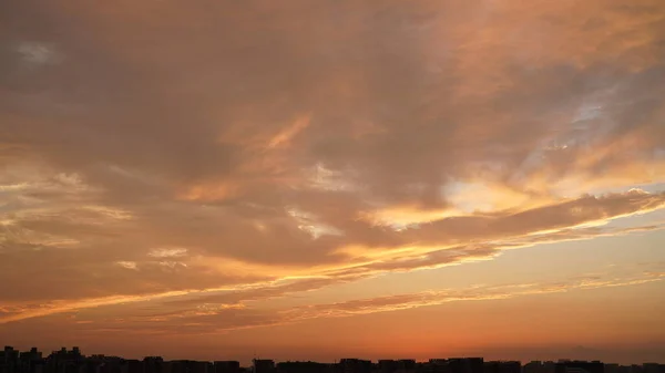 以建筑物的轮廓和橙色的天空为背景的美丽的日落景观 — 图库照片