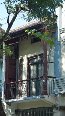 Eski binalar Şangay 'daki Çin şehrinin manzarasını gösteriyor.