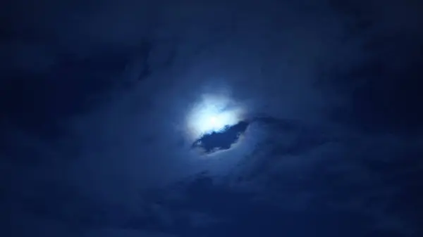 Pemandangan Malam Bulan Dengan Bulan Bulat Dan Putih Langit — Stok Foto