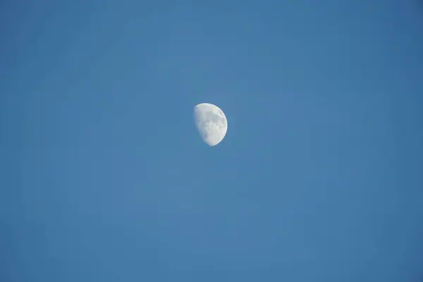蓝天看到了白月在天空中的曲线 — 图库照片