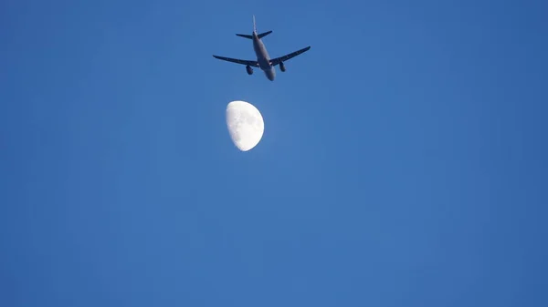 Błękitne Niebo Widok Samolotem Lecącym Krzyżem Księżyca Niebie — Zdjęcie stockowe