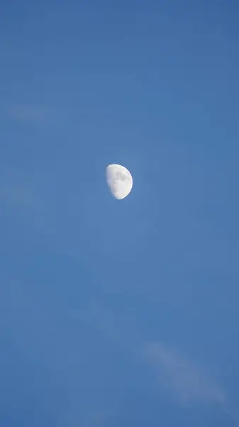 Μπλε Άποψη Του Ουρανού Την Καμπύλη Λευκό Φεγγάρι Στον Ουρανό — Φωτογραφία Αρχείου