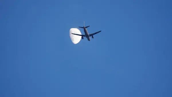 Vista Del Cielo Azul Con Avión Volando Cruza Luna Cielo —  Fotos de Stock