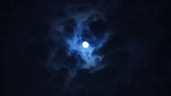 月亮的夜景 白圆的月亮在天空中 — 图库照片