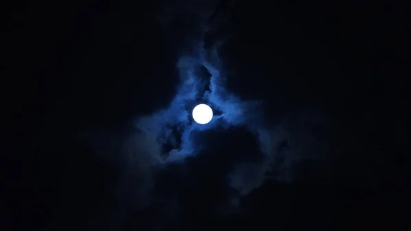 Gökyüzünde Yuvarlak Beyaz Olan Gecesi Manzarası — Stok fotoğraf