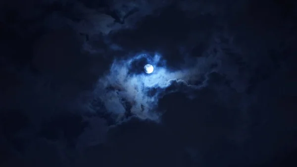 空の丸い白い月と月の夜景 — ストック写真