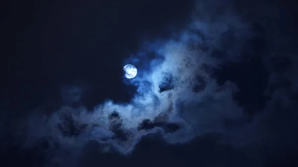 Gökyüzünde Yuvarlak Beyaz Olan Gecesi Manzarası — Stok fotoğraf