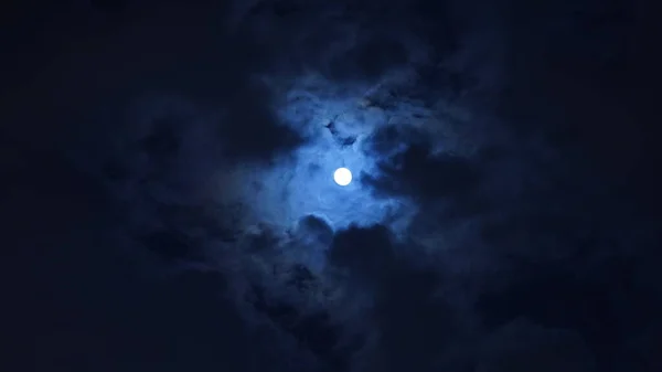 Pemandangan Malam Bulan Dengan Bulan Bulat Dan Putih Langit — Stok Foto