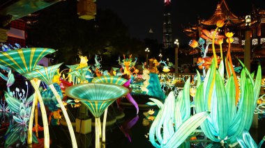 Renkli Çin feneri bayram günlerinde asılıydı.