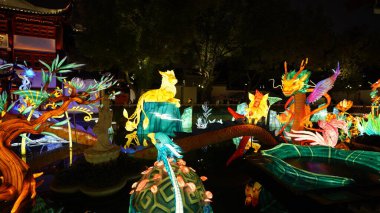 Renkli Çin feneri bayram günlerinde asılıydı.