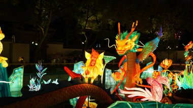 Renkli Çin feneri bayram günlerinde asılıydı.