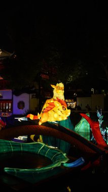 Renkli Çin feneri bayram günlerinde asılıydı.