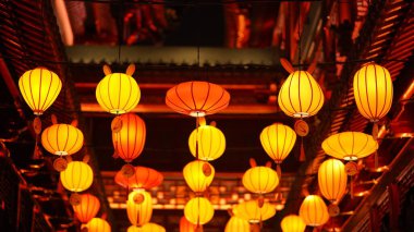 Renkli Çin feneri bayram günlerinde asılıydı.