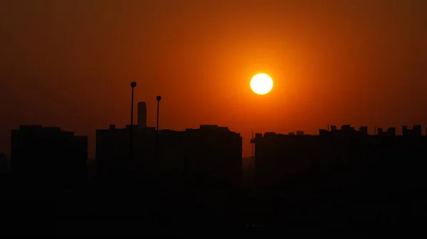 Der Wunderschöne Sonnenuntergang Mit Der Silhouette Der Gebäude Und Dem — Stockfoto