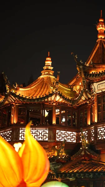 五彩缤纷的中国灯笼在节日期间挂起 祈求好运 — 图库照片