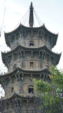 Çin 'deki Fuzhou' nun Quanzhou 'sunda bulunan eski tapınak kulesi manzarası.