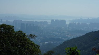 Şehrin etrafındaki tepenin üstünden şehrin manzarası.